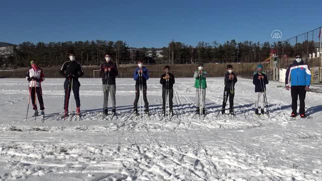 Kar yağışını fırsat bilen kayaklı koşucular antrenman için sahaya indi