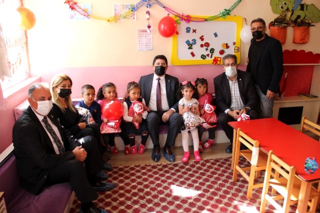 Kars'ta Köy Dolaşıp Tablet, Oyuncak ve Kıyafet Dağıttılar