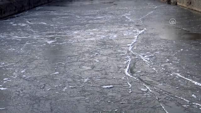 Soğuk hava nedeniyle Kars Çayı kısmen dondu